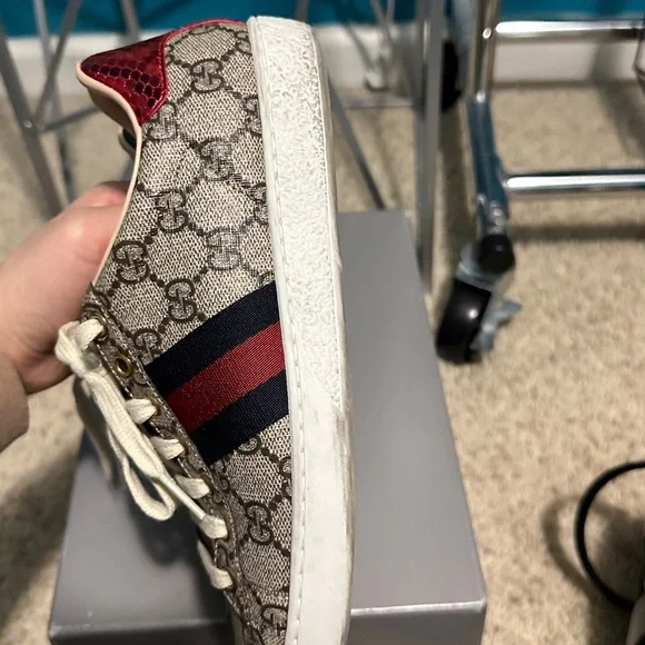 Gucci GG Supreme Canvas Low-Top Sneaker in Beige with Navy & Red Stripe